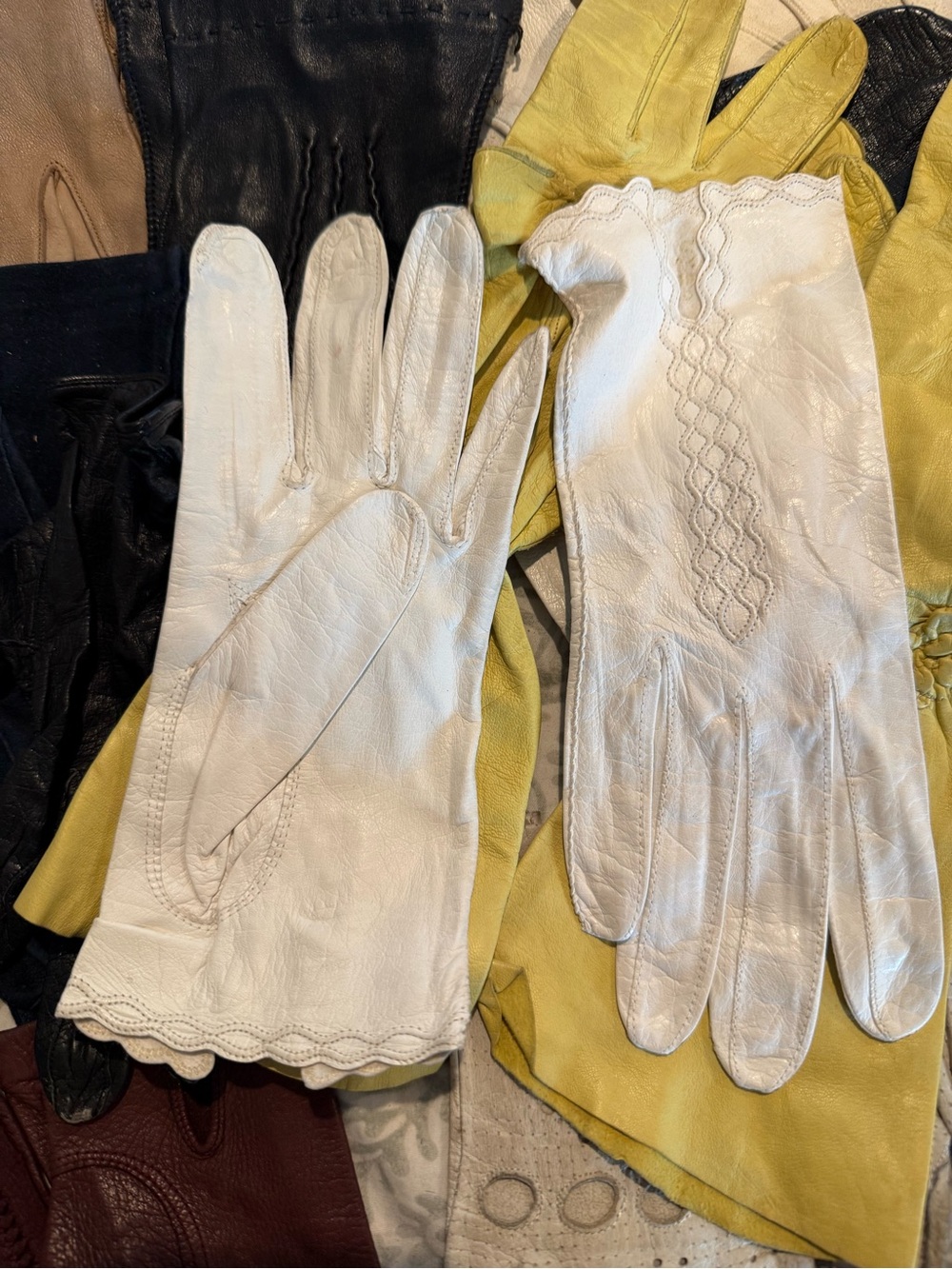 Lot of 17 Antique and vintage Leather long and short gloves - Picture 5 of 10
